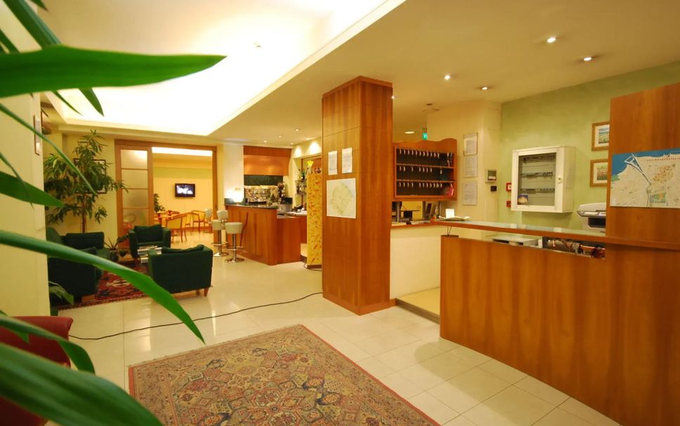 Meja Penyambut Tetamu Gambar