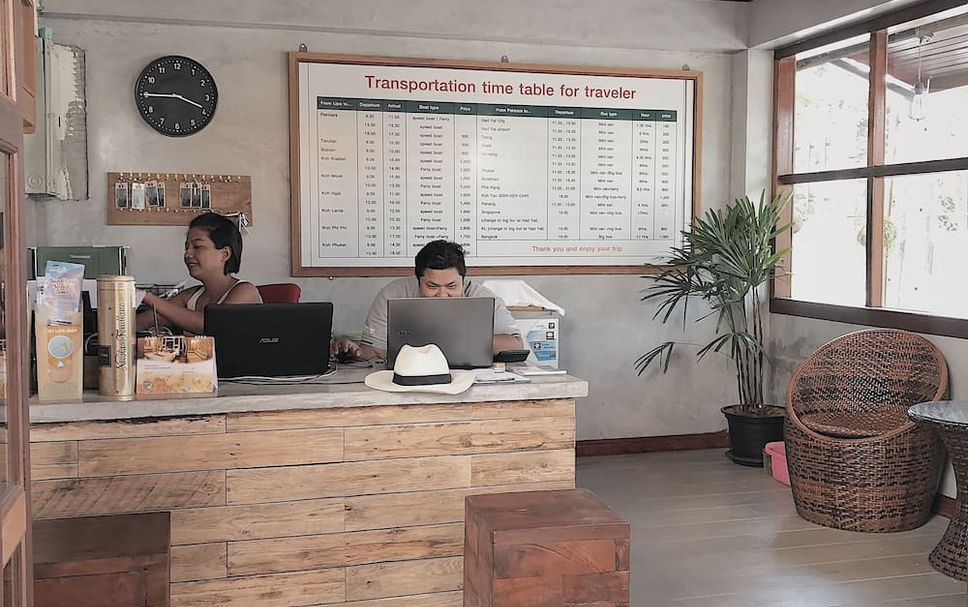 Meja Penyambut Tetamu Gambar