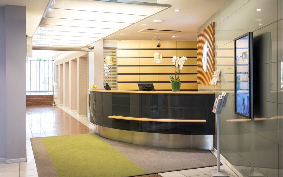 Meja Penyambut Tetamu Gambar