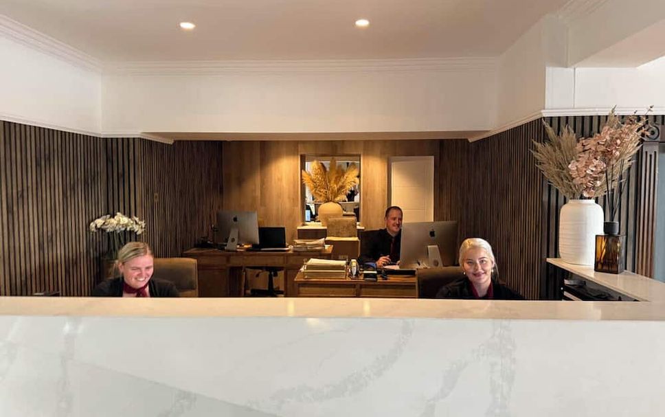 Meja Penyambut Tetamu Gambar