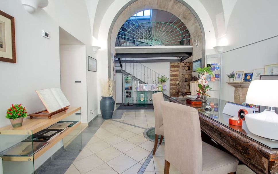 Meja Penyambut Tetamu Gambar