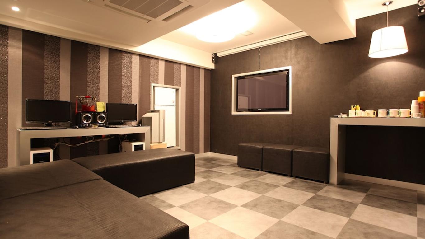 Hotel April 2nd