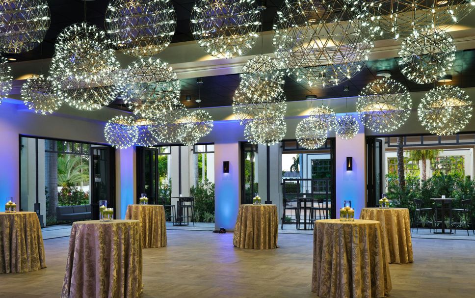 Meja Penyambut Tetamu Gambar