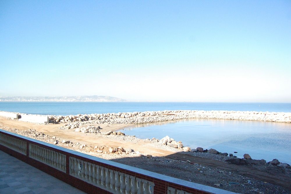 Pemandangan luar