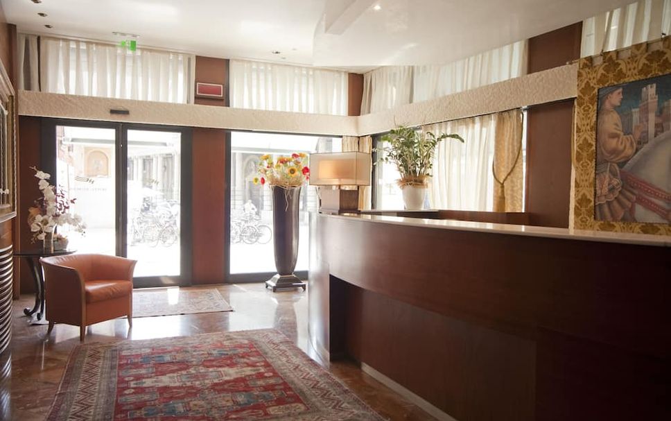 Meja Penyambut Tetamu Gambar