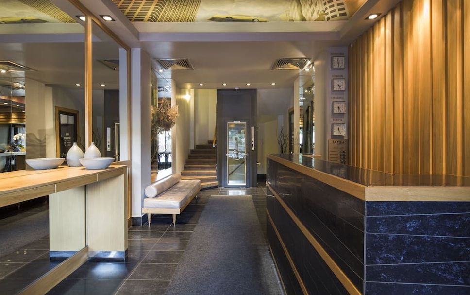 Meja Penyambut Tetamu Gambar