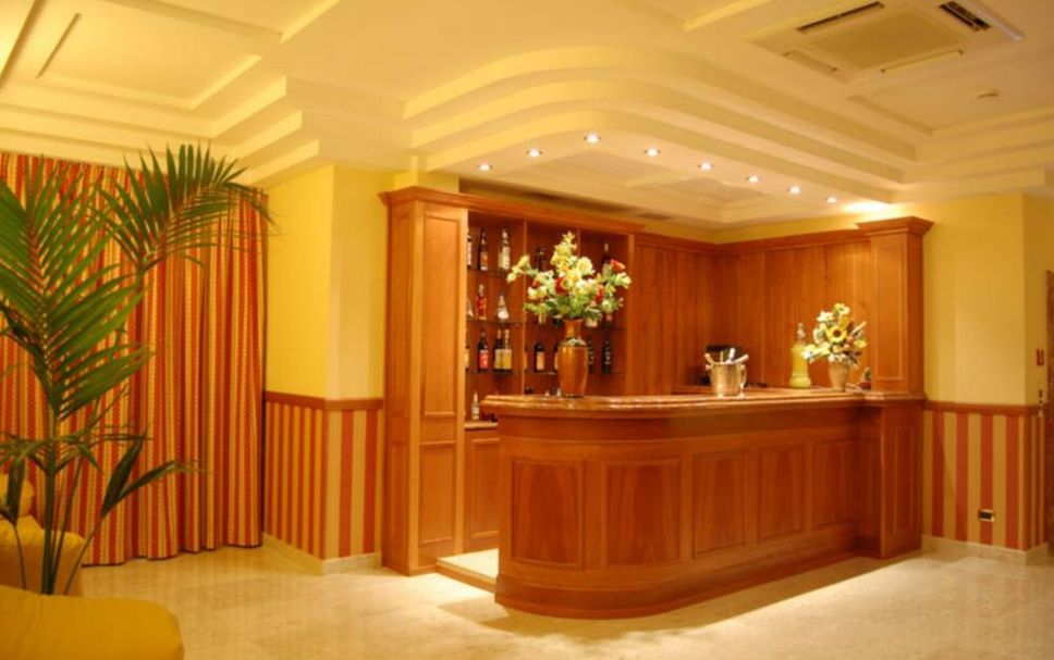 Meja Penyambut Tetamu Gambar