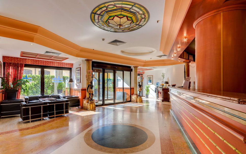 Meja Penyambut Tetamu Gambar