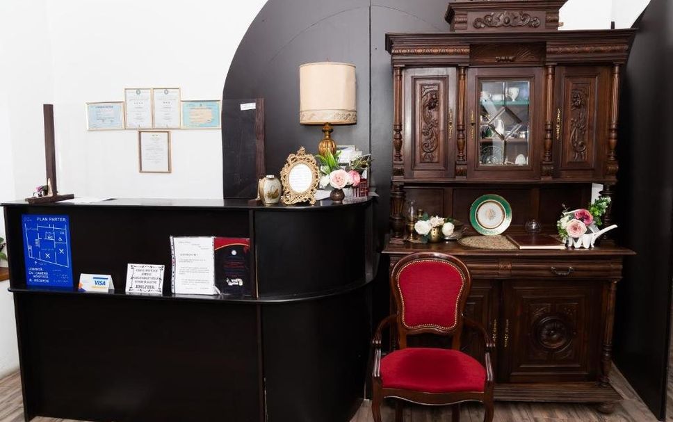 Meja Penyambut Tetamu Gambar