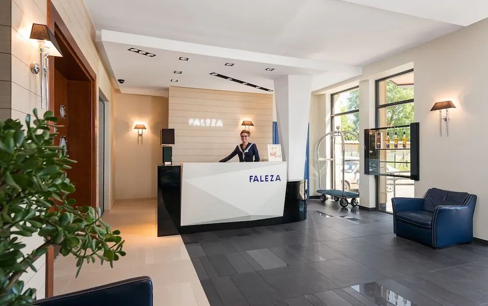 Meja Penyambut Tetamu Gambar