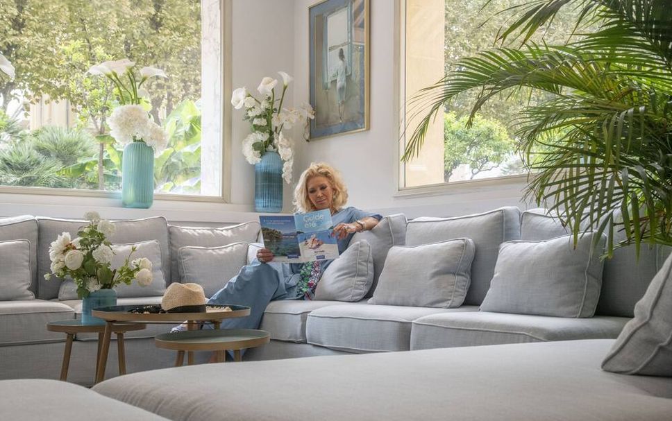 Meja Penyambut Tetamu Gambar