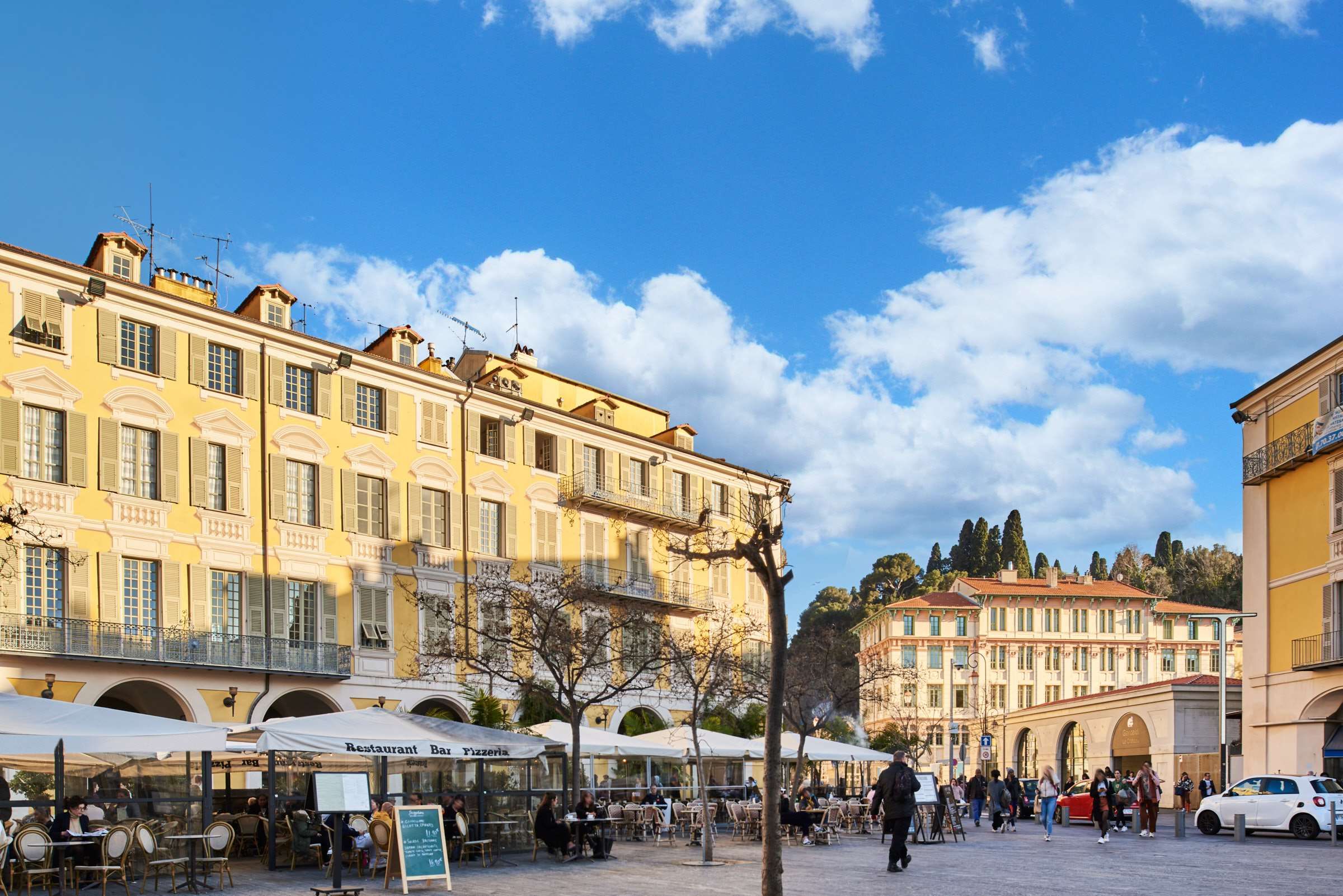 Pemandangan luar