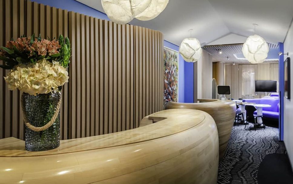 Meja Penyambut Tetamu Gambar