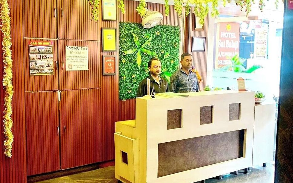 Meja Penyambut Tetamu Gambar