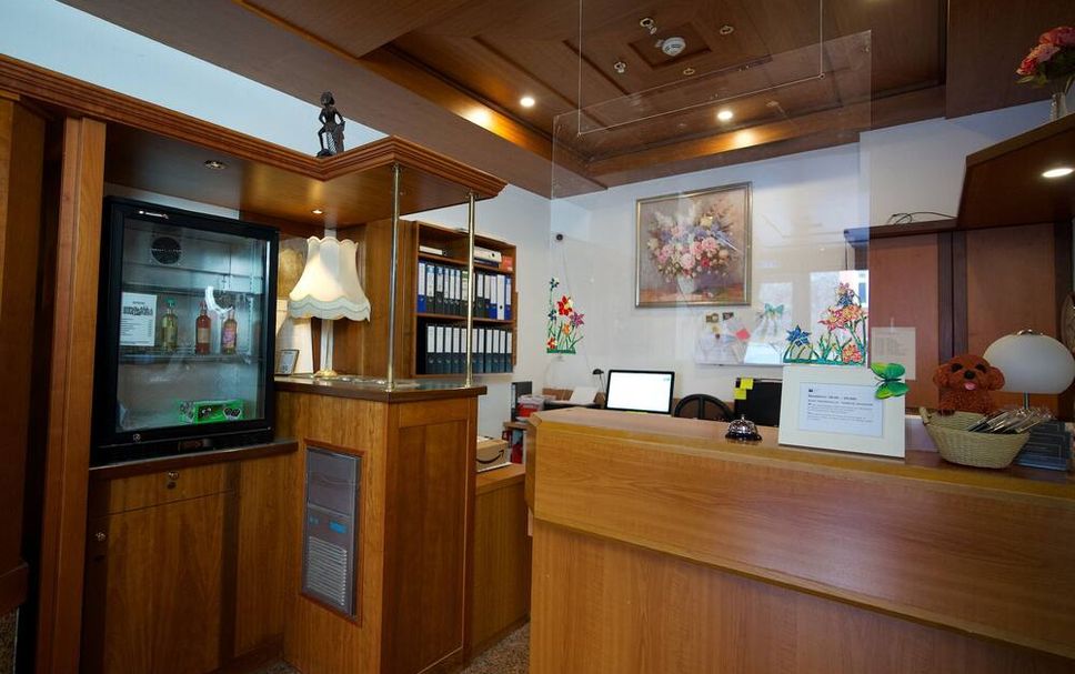 Meja Penyambut Tetamu Gambar