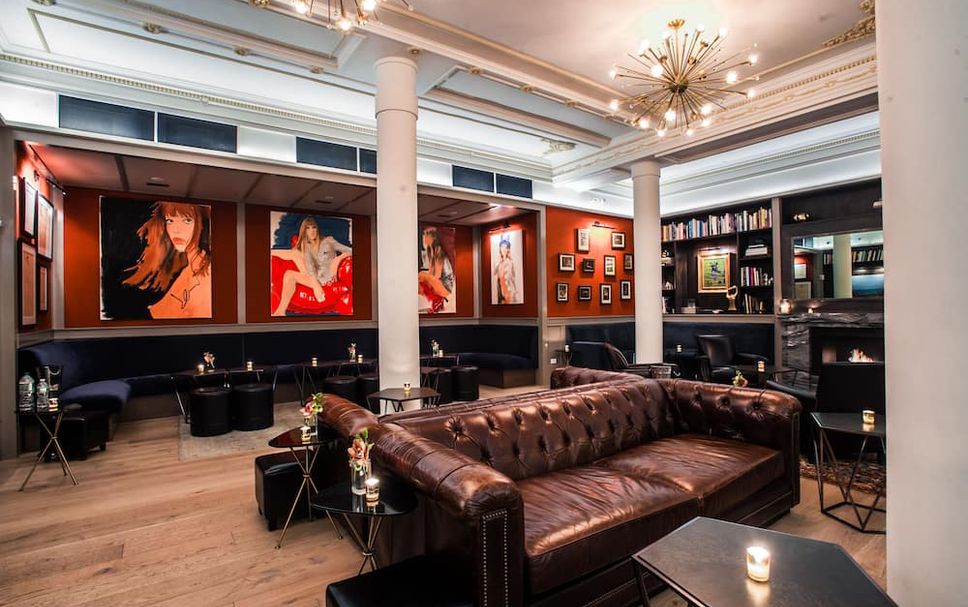 Balai Menunggu Gambar