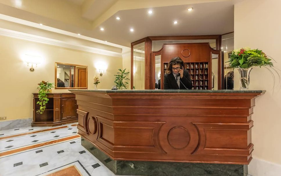 Meja Penyambut Tetamu Gambar