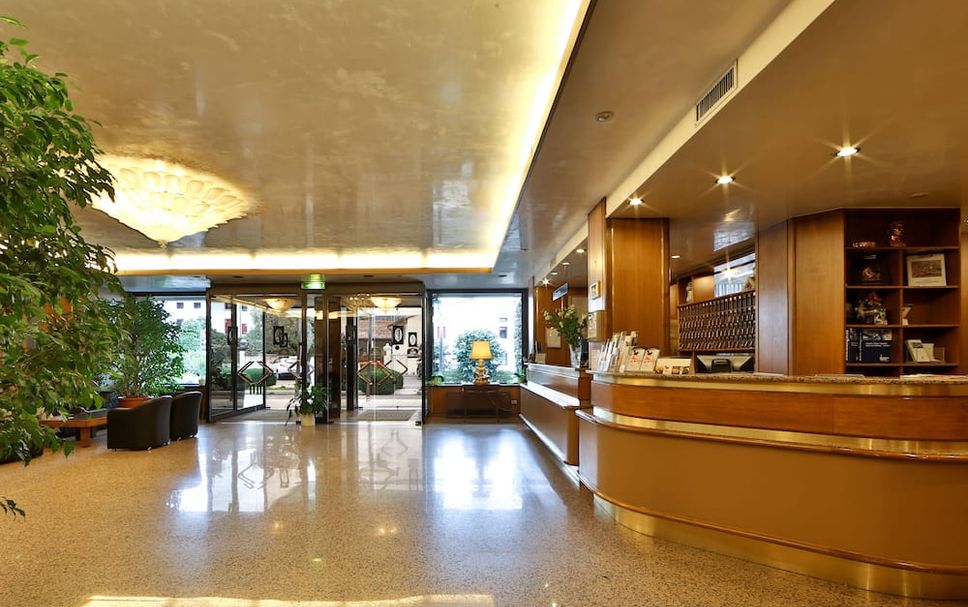 Meja Penyambut Tetamu Gambar