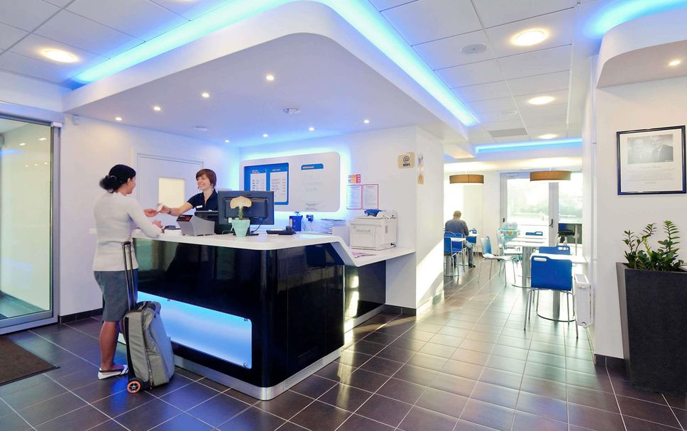 Meja Penyambut Tetamu Gambar