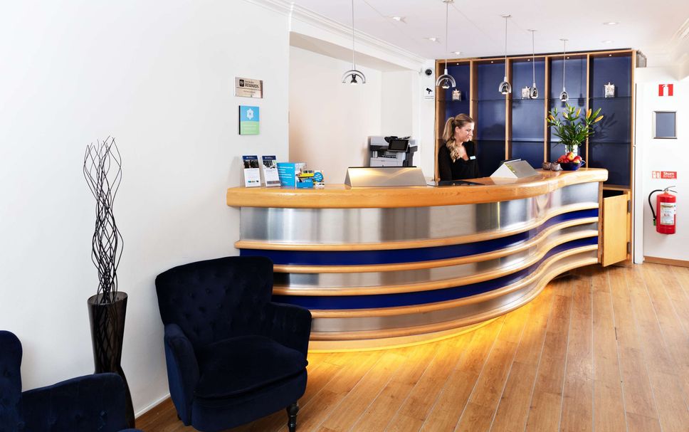 Meja Penyambut Tetamu Gambar