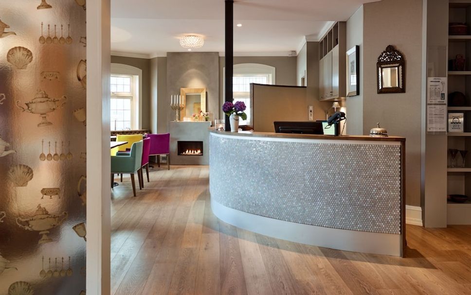 Meja Penyambut Tetamu Gambar