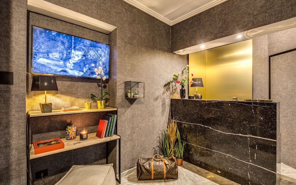 Meja Penyambut Tetamu Gambar