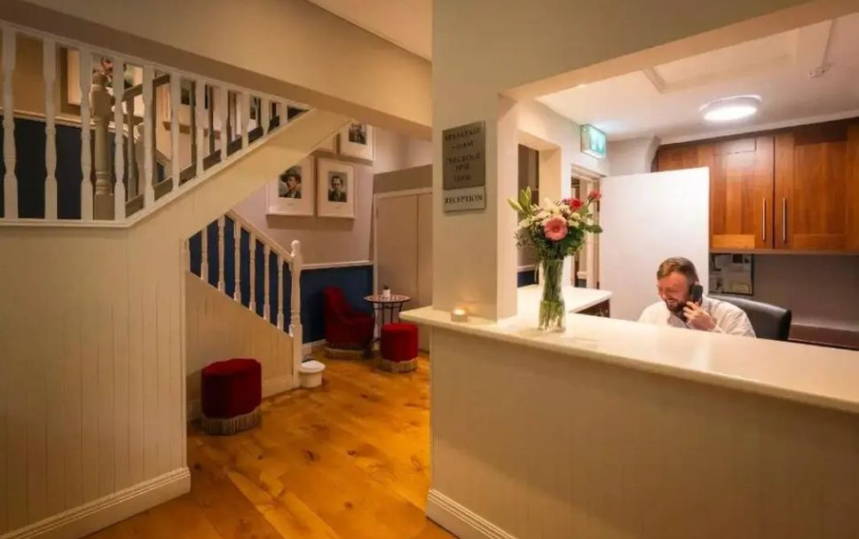 Meja Penyambut Tetamu Gambar