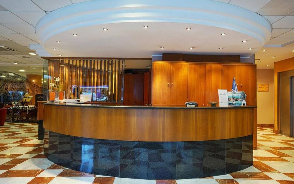 Meja Penyambut Tetamu Gambar