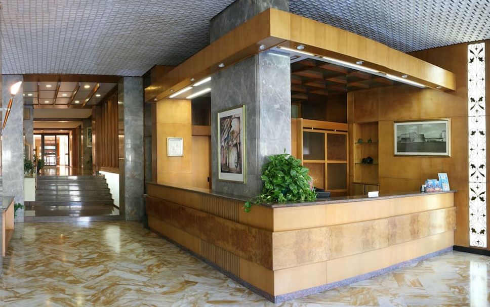 Meja Penyambut Tetamu Gambar