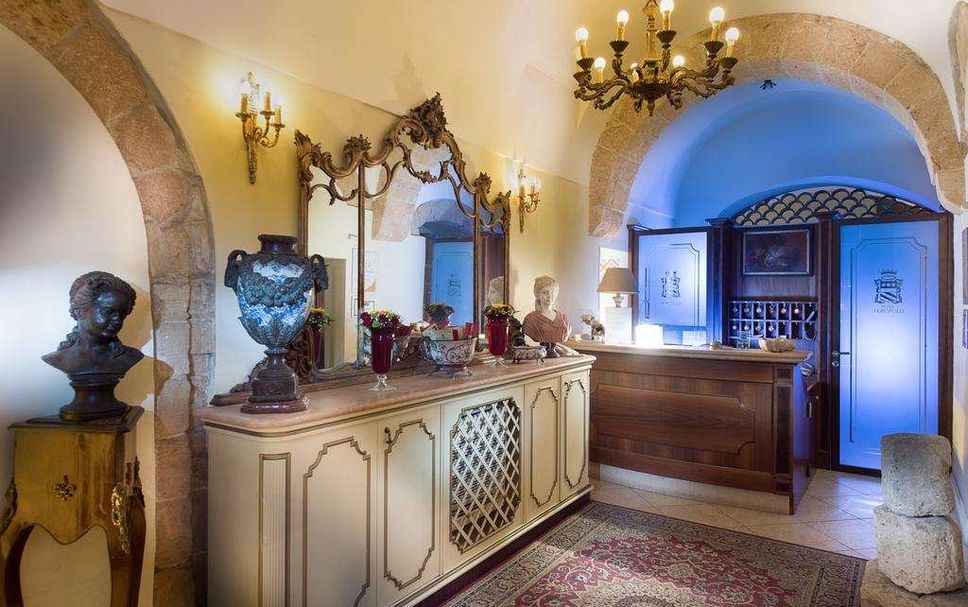 Meja Penyambut Tetamu Gambar