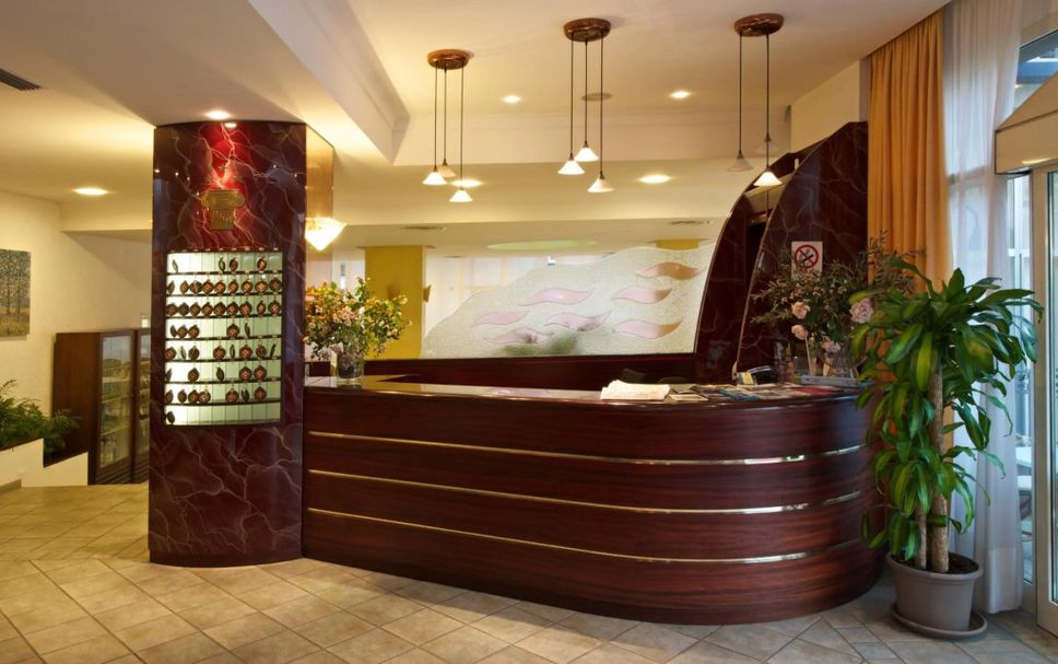 Meja Penyambut Tetamu Gambar