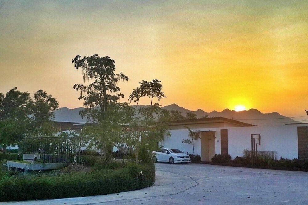 Pemandangan luar