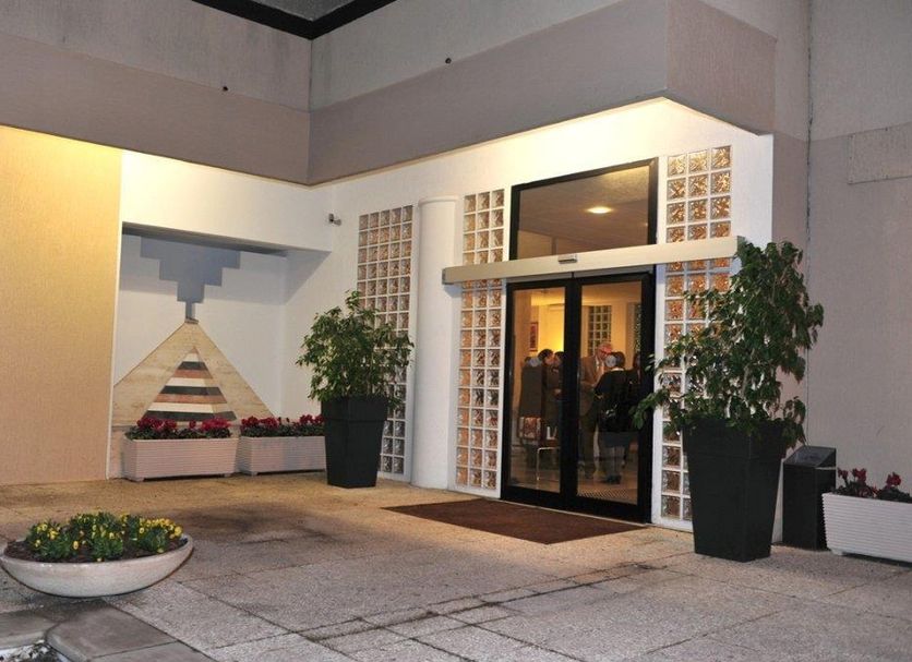 Pintu Masuk Hotel Gambar