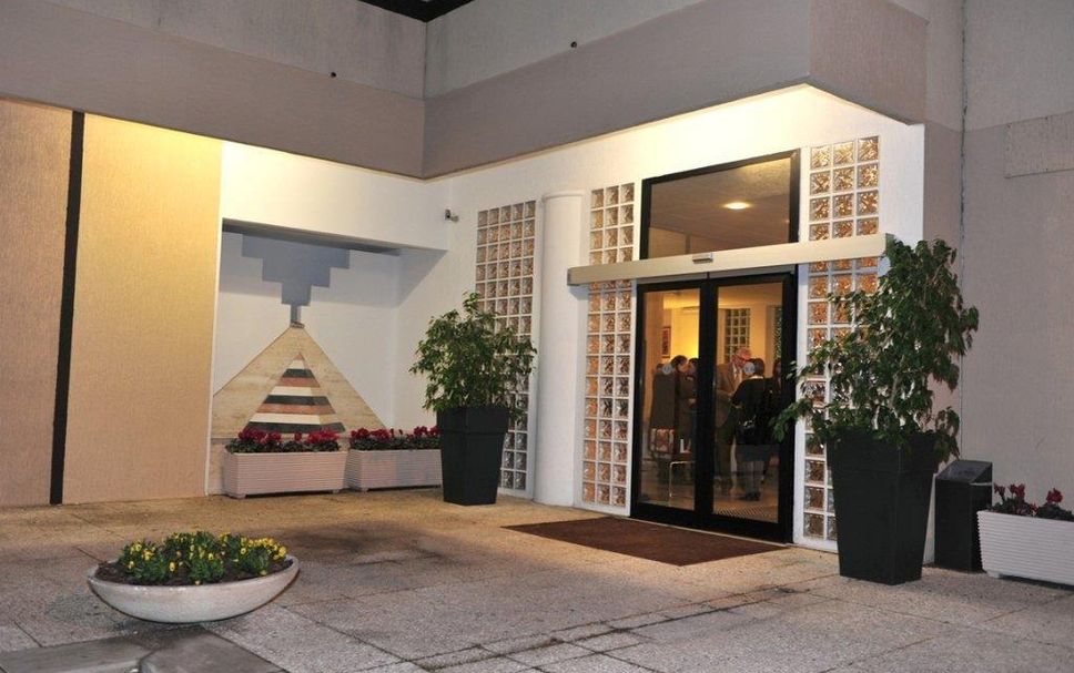 Pintu Masuk Hotel Gambar