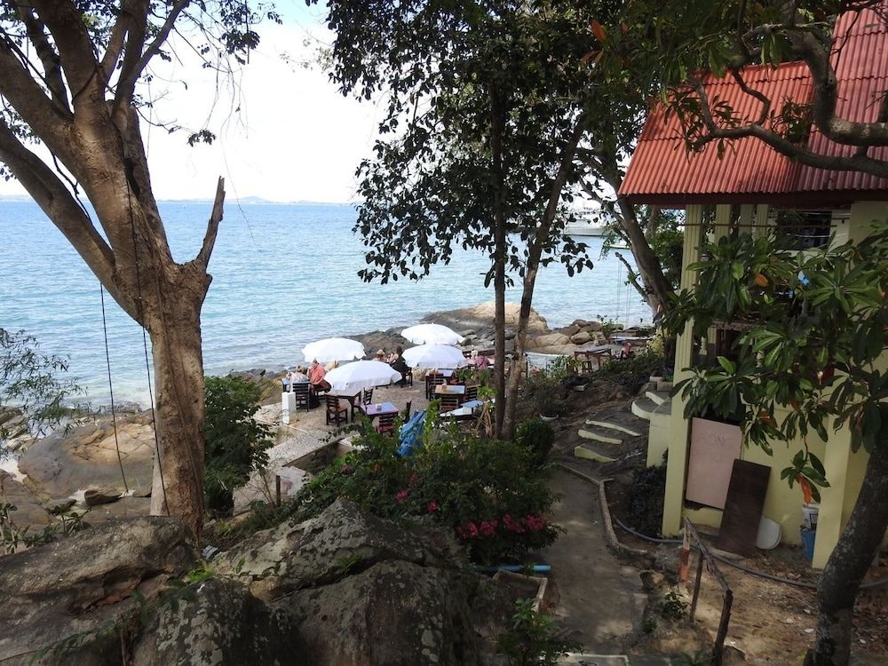 Pemandangan luar