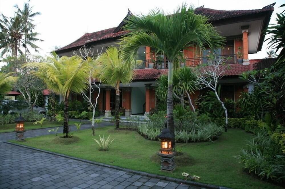 Pemandangan luar