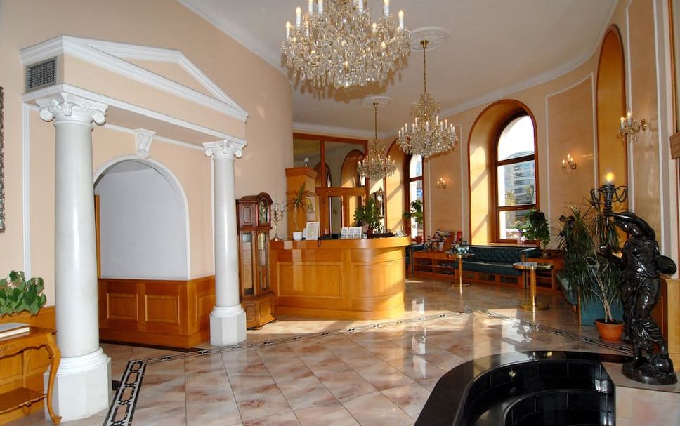 Meja Penyambut Tetamu Gambar