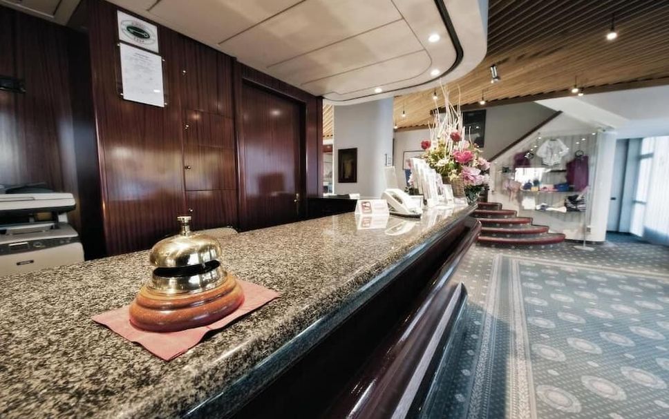 Meja Penyambut Tetamu Gambar