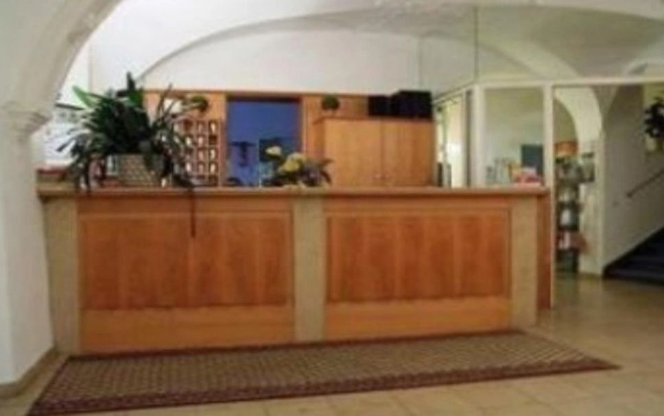 Meja Penyambut Tetamu Gambar