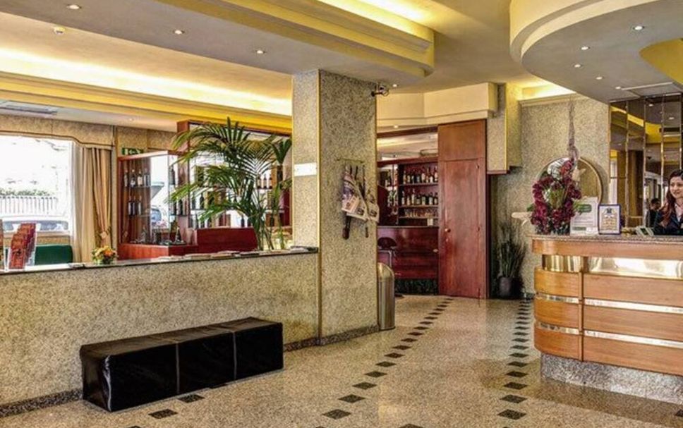 Meja Penyambut Tetamu Gambar