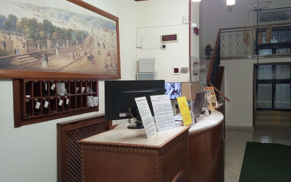 Meja Penyambut Tetamu Gambar