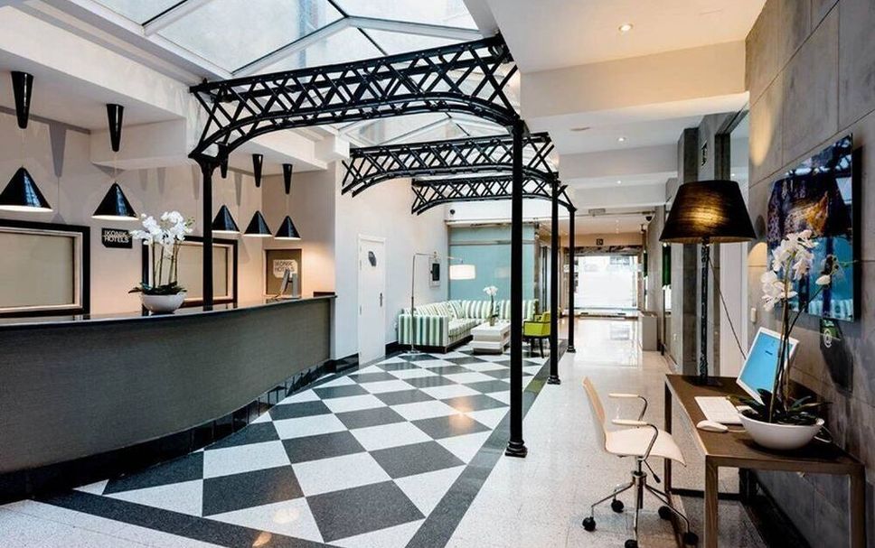 Meja Penyambut Tetamu Gambar