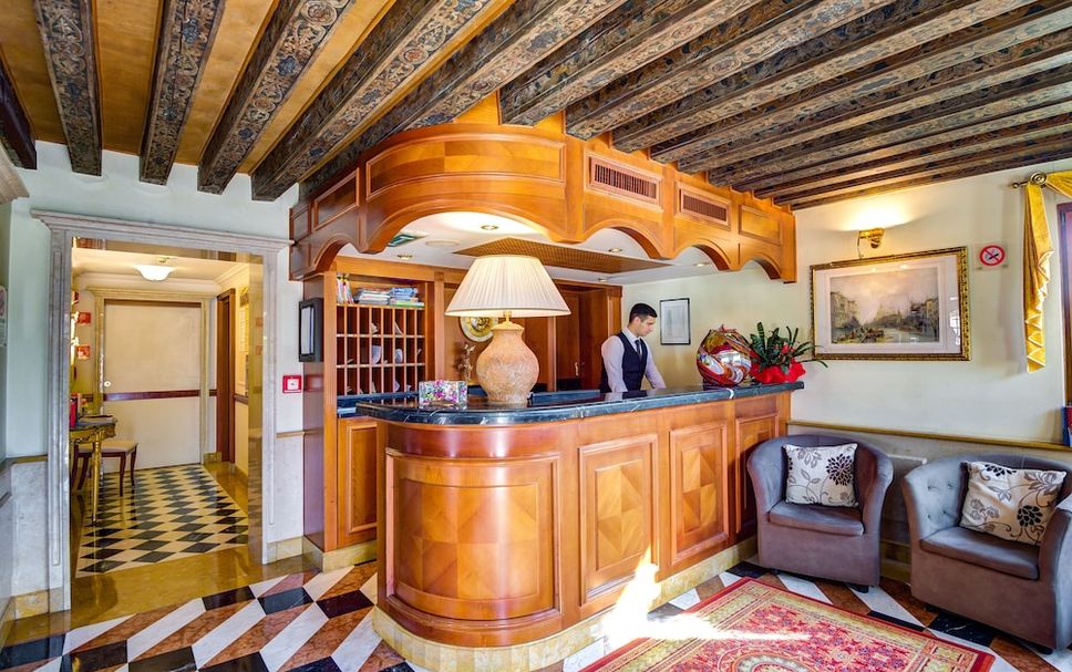 Meja Penyambut Tetamu Gambar