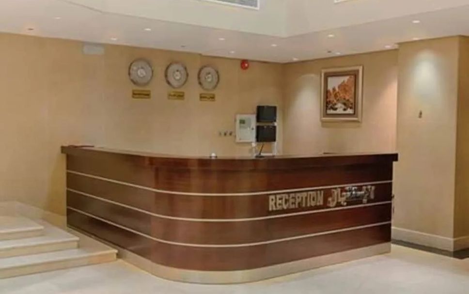 Meja Penyambut Tetamu Gambar