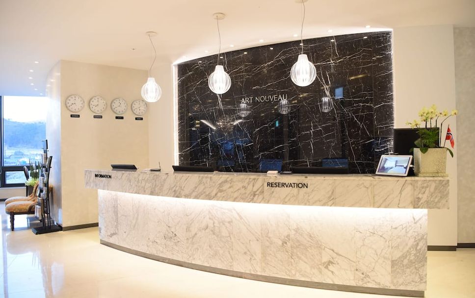 Meja Penyambut Tetamu Gambar