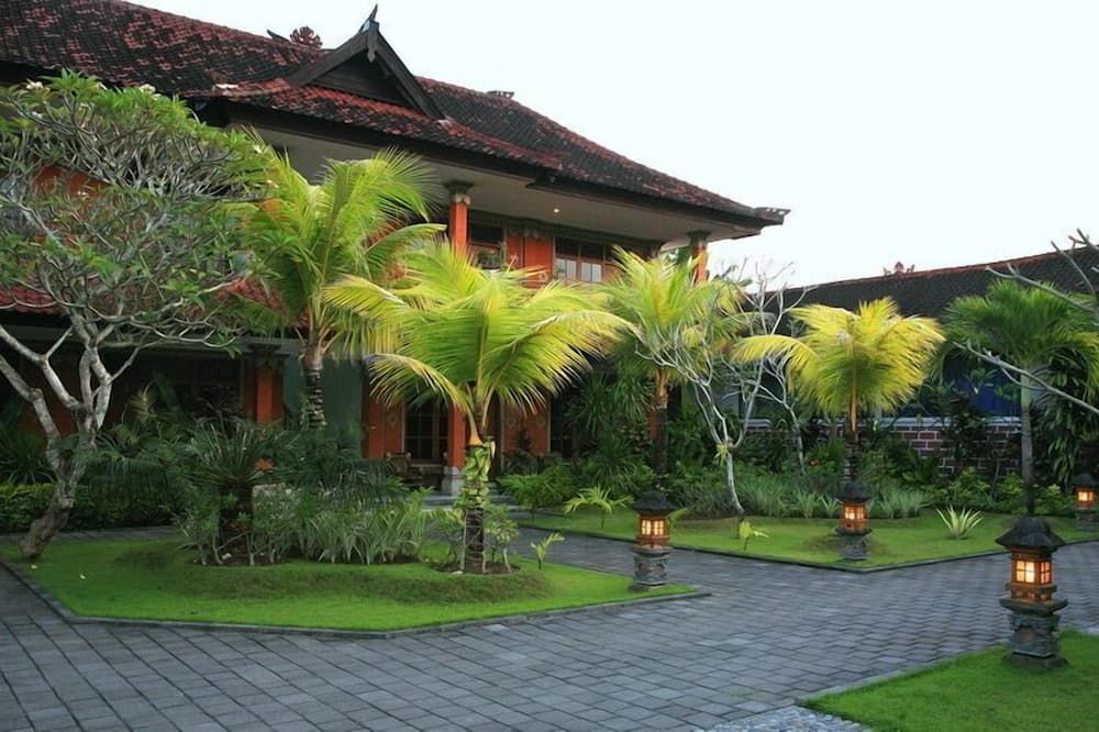 Pemandangan luar