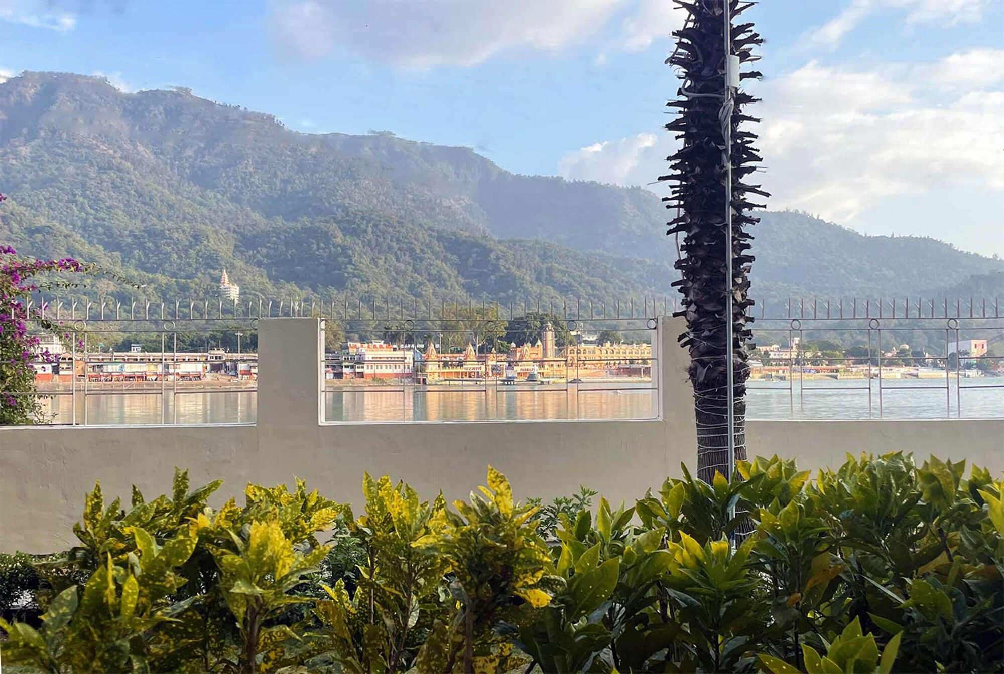 Pemandangan luar