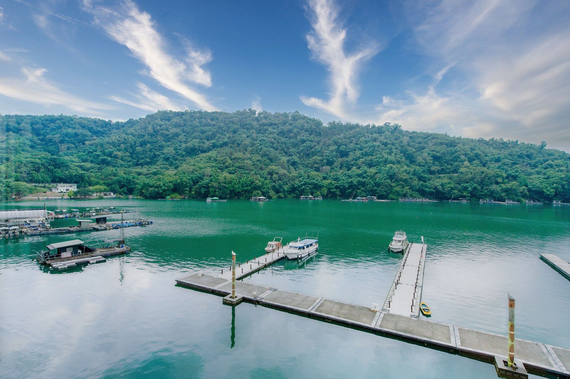 Pemandangan luar