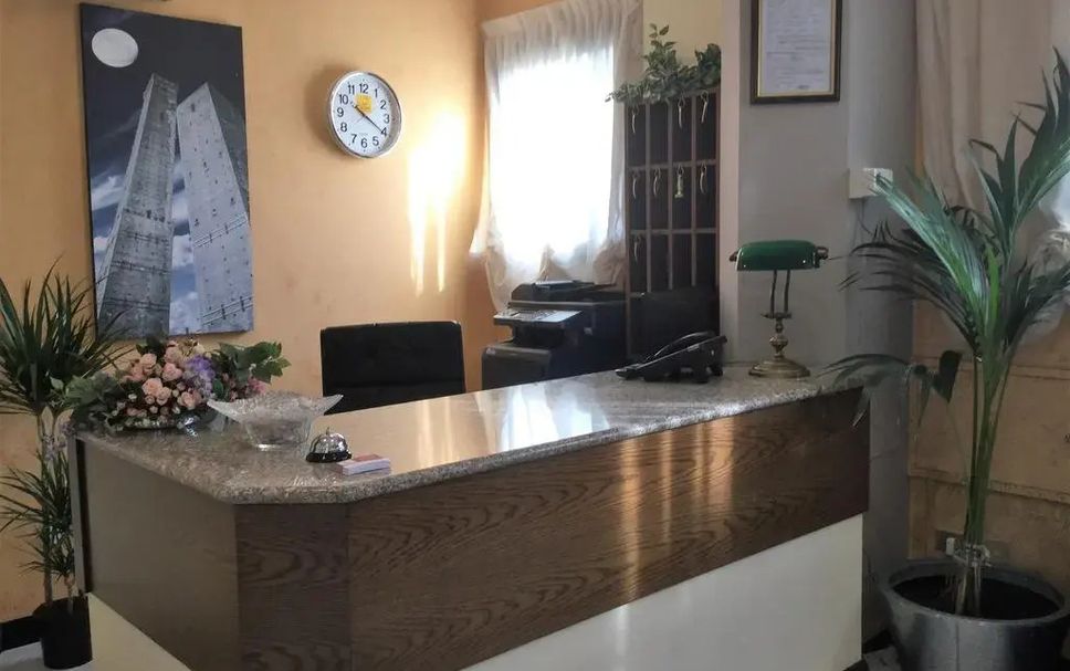 Meja Penyambut Tetamu Gambar