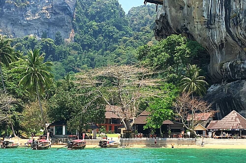 Pemandangan luar